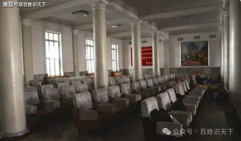 兴火车站绿皮车厢候车室沙发座椅AG真人平台app实拍朝鲜咸(图5)